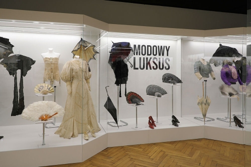 Zabytkowa suknia oraz archiwalne torebki fragment z wystawy modowy luksus