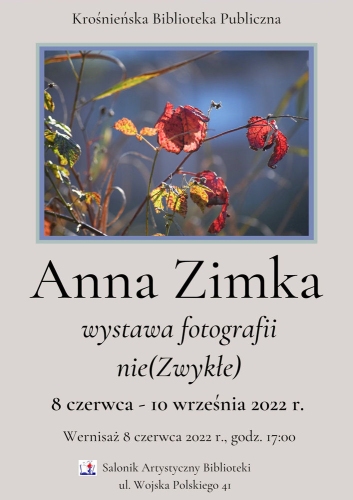 Plakat do wydarzenia. W centrum zdjęcie kwiatów polnych oraz napis Anna Zimka wystawa fotografii niezwykłych.