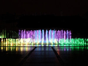Nocne zdjęcie kolorowej fontanny