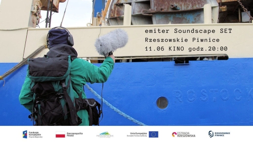 Na plakacie zdjęcie dźwiękowca z mikrofonem skierowanym w kierunku statku morskiego