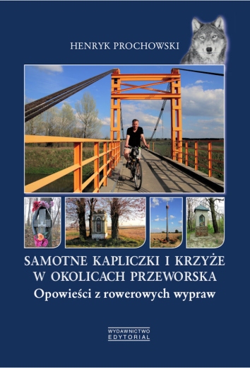 Autor publikacji jedzie na rowerze przez stary metalowy most. Obok przykładowe zdjęcia kapliczek.