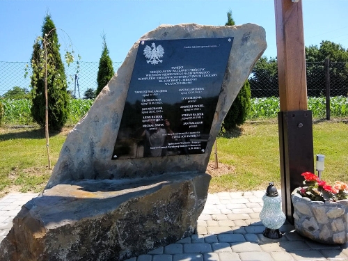 Odsłonięcie obelisku upamiętniającego mieszkańców Wacławic i Trójczyc 