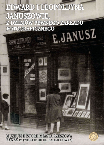 Plakat do wydarzenia stare zdjęcie archiwalne pokazujące atelier Edwarda Janusza w Rzeszowie z dużym napisem E. Janusz