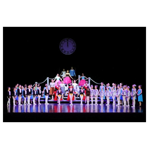 Zdjęcie grupowe tancerzy baletowych stojących na scenie