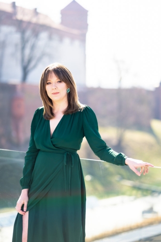 Zdjęcie portretowe artystki pianistki Julii Kociuban ubranej w zieloną suknię