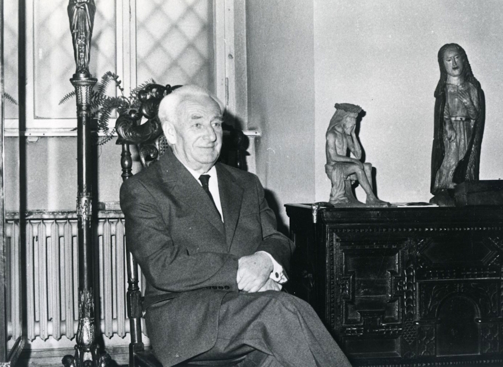 Na starym czarno-białym zdjęciu widać uśmiechniętego Franciszka Kotulę, który siedzi na krześle