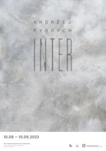 Plakat wystawy Inter - Andrzej Fydrych, typografia na tle obrazu w szarej tonacji, na dole plakatu dane dotyczące wydarzenia i organizatorów.