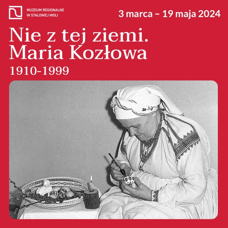 Plakat promujący wystawę na zdjęciu czarnobiałym na środku Maria Kozłowa maluje pisanki, fot. Stanisław Świerk, z archiwum gazety „Siarka", l. 90. XX w.